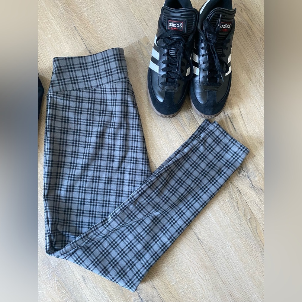 Gap Grey plaid Leggings worn once. Size M mid rise